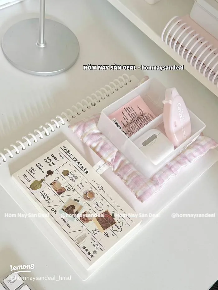 Góc học tập cho bé trai màu pastel: cách setup bàn học nhỏ gọn mà vẫn cực  cuốn