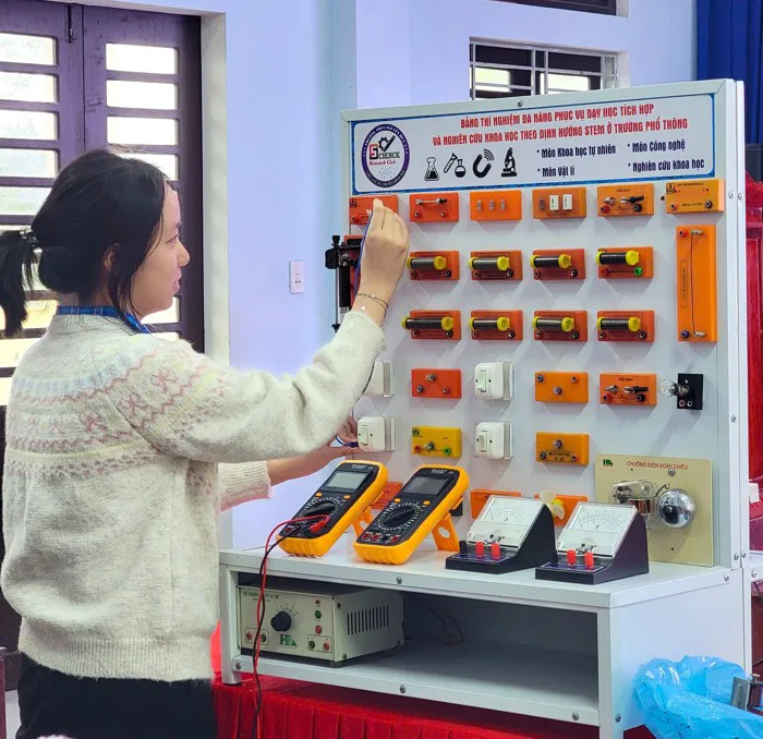 Bảng thí nghiệm đa năng phục vụ dạy học tích hợp và nghiên cứu khoa học  theo định hướng STEM ở trường phổ thông – HUSTA