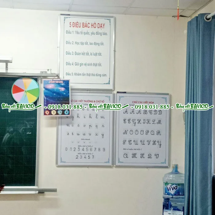 Bảng mẫu chữ cái viết hoa và viết thường treo tường cho lớp học Kích thước  40x60cm - Dụng cụ văn phòng