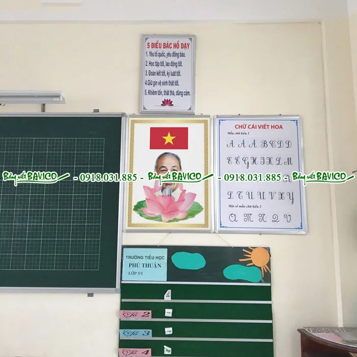 Bảng mẫu chữ cái viết hoa và viết thường treo tường cho lớp học Kích thước  40x60cm - Dụng cụ văn phòng