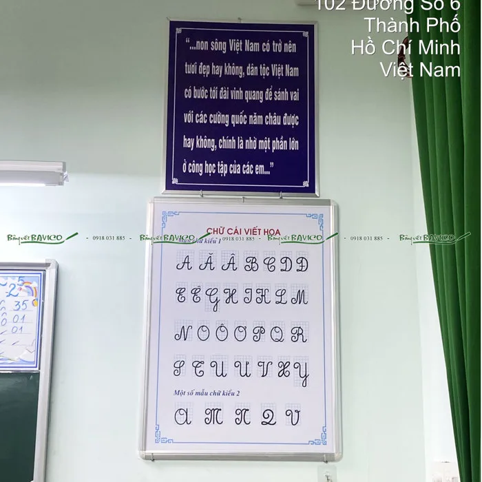 Bảng mẫu chữ cái viết hoa và viết thường treo tường cho lớp học Kích thước  40x60cm - Dụng cụ văn phòng