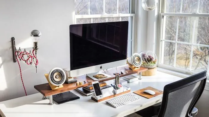 Sắp xếp bàn làm việc: 5 tips quản lí dây thiết bị | ELLE Man