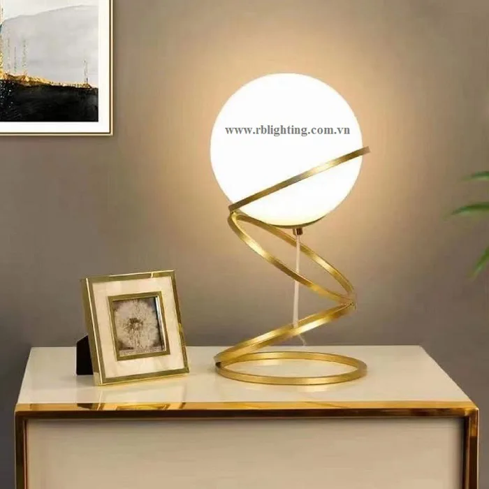 ĐÈN ĐỂ BÀN DECOR THÂN MẠ VÀNG ĐỒNG CHAO THỦY TINH