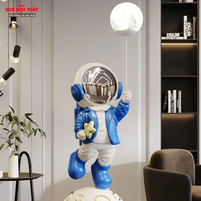 Tượng phi hành gia cầm đèn led TTT04 giá rẻ | Vuanoithat