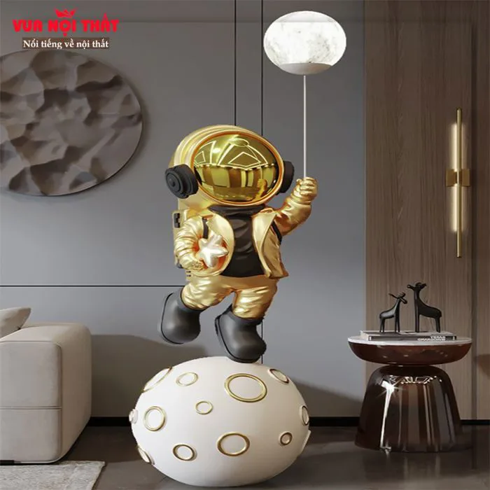 Tượng phi hành gia cầm đèn led TTT04 giá rẻ | Vuanoithat