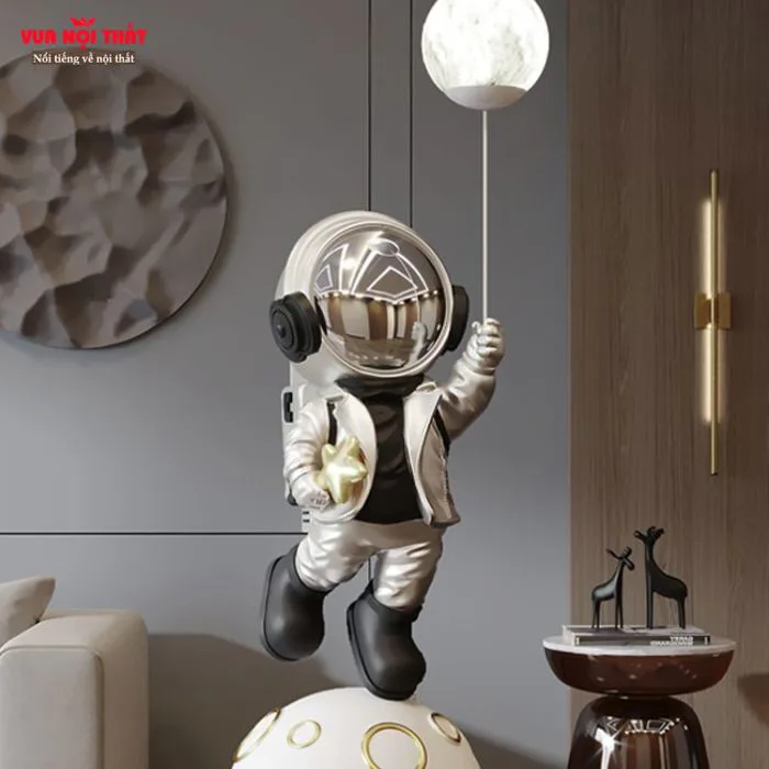Tượng phi hành gia cầm đèn led TTT04 giá rẻ | Vuanoithat