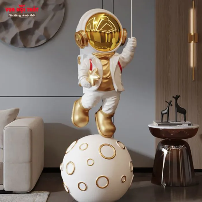 Tượng phi hành gia cầm đèn led TTT04 giá rẻ | Vuanoithat