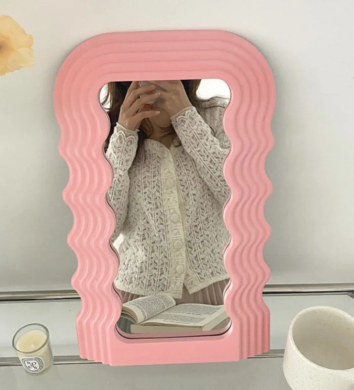 GƯƠNG LƯỢN SÓNG MINI ĐỂ BÀN ULTRAFRAGOLA - MÀU HỒNG - Full House Home Décor GƯƠNG LƯỢN SÓNG MINI ĐỂ BÀN ULTRAFRAGOLA - MÀU HỒNG - Full House Home Décor