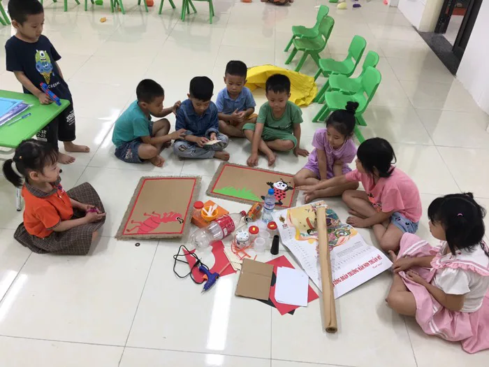 BÉ CÙNG CÔ TRANG TRÍ MÔI TRƯỜNG LỚP HỌC
