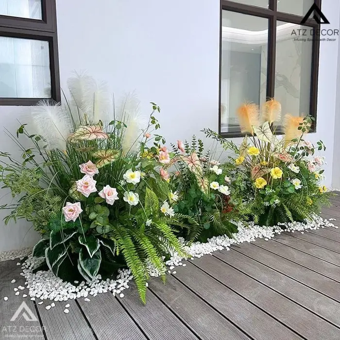Tiểu cảnh hoa giả đẹp như thật cho shop quần áo