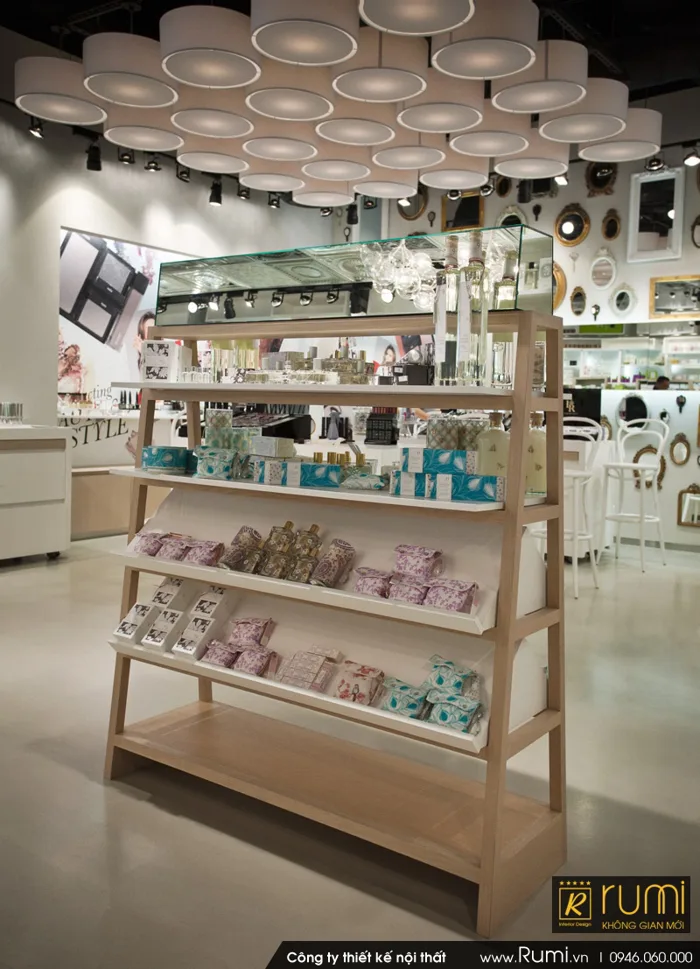 Thiết kế và thi công kệ trưng bày bán hàng trong showroom - Rumi.vn