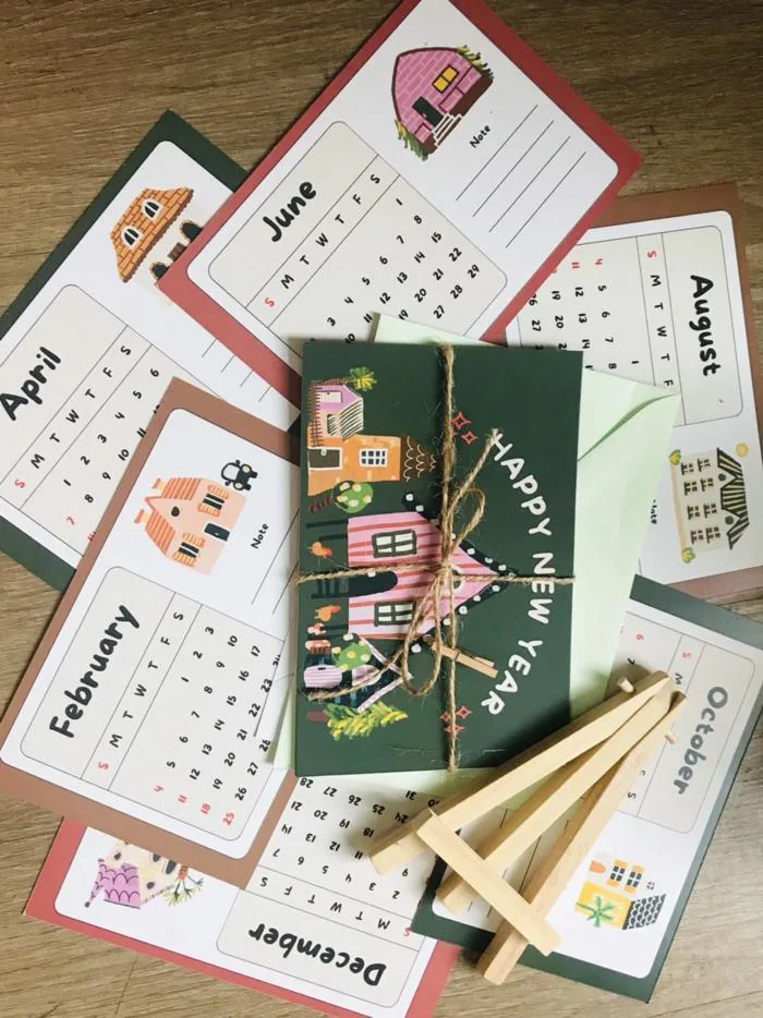 LỊCH ĐỂ BÀN 2024 CHÂN GỖ HANDMADE A6 TRANG TRÍ BÀN HỌC, BÀN LÀM VIỆC T.CRAFT HOUSE (TẶNG KẸP GỖ VÀ BAO THƯ THƠM) LỊCH ĐỂ BÀN 2024 CHÂN GỖ HANDMADE A6 TRANG TRÍ BÀN HỌC, BÀN LÀM VIỆC T.CRAFT HOUSE (TẶNG KẸP GỖ VÀ BAO THƯ THƠM)
