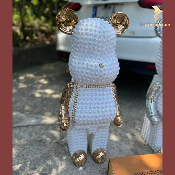 Tượng Gấu Mô Hình Bearbrick Ngọc Trai 80cm – Cá Heo Decor