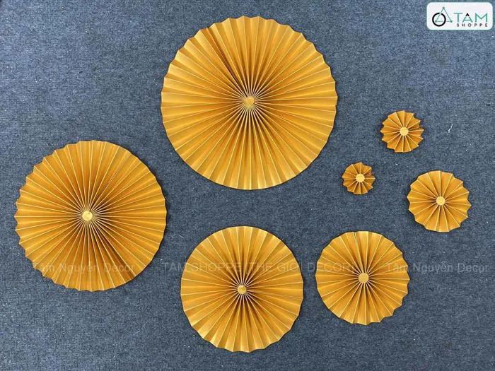 Quạt giấy nhung xịn có nếp Vàng Đỏ [Nhiều cỡ - Cao cấp] QUAT-09