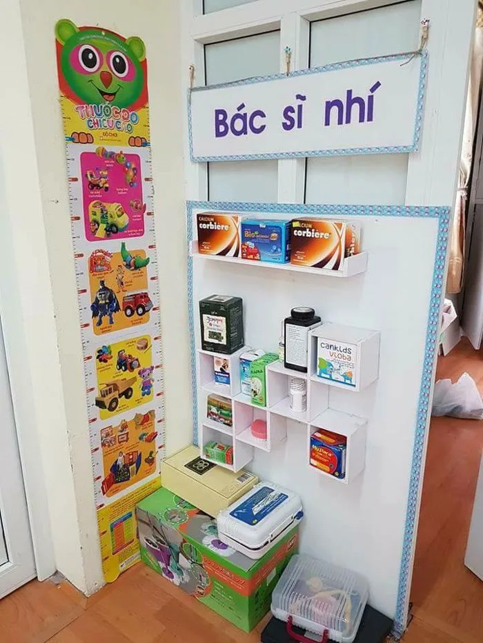 Trang trí lớp học | Góc bác sĩ mầm non, Hoạt động mầm non, Góc chơi