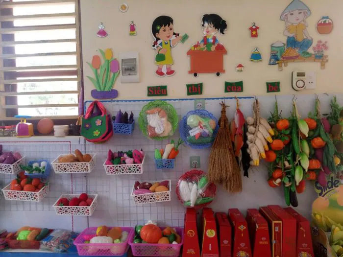 TRANG TRÍ TẠO MÔI TRƯỜNG LỚP HỌC “LẤY TRẺ LÀM TRUNG TÂM”