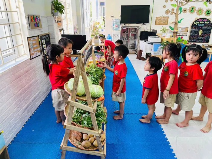 Hoạt Động Góc Phân Vai – Bé Tập Làm Người Bán Hàng và Người Mua Hàng lớp 5TA4 🌸