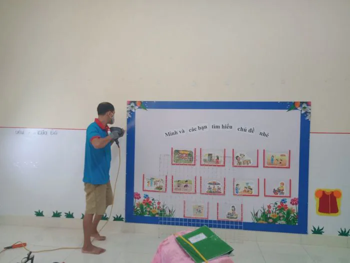 Hình ảnh phối hợp với phụ huynh trong công tác trang trí môi trường nhóm lớp