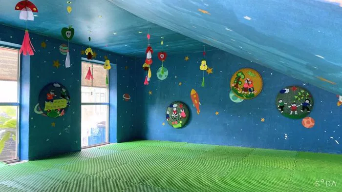 Công tác trang trí, vệ sinh chuẩn bị chào đón trẻ đến trường sau thời gian  nghỉ Covid của trường ...