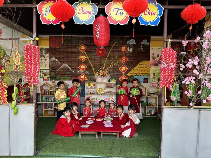 Hoạt động trải nghiệm cùng bé tại các góc dân gian ngoài trời của trường mầm non Xuân Lộc
