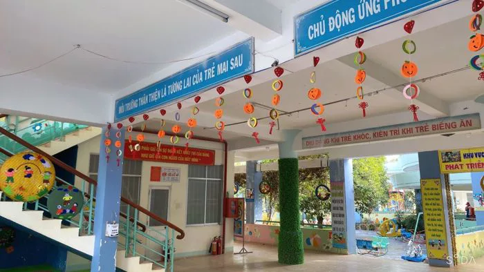 Công tác trang trí, vệ sinh chuẩn bị chào đón trẻ đến trường sau thời gian nghỉ Covid của trường ...