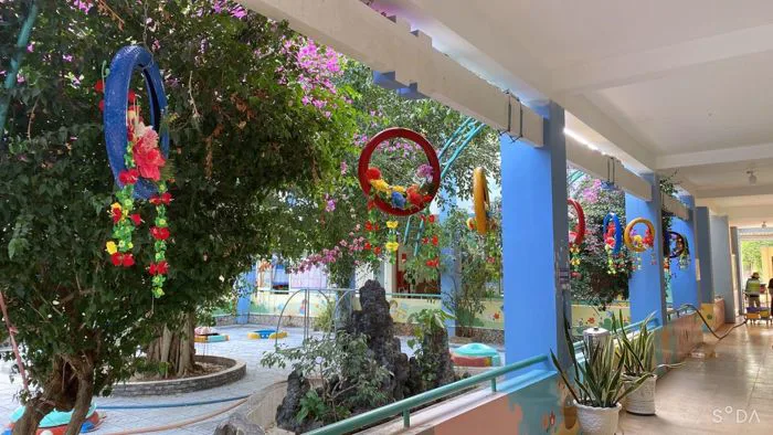 Công tác trang trí, vệ sinh chuẩn bị chào đón trẻ đến trường sau thời gian nghỉ Covid của trường ...