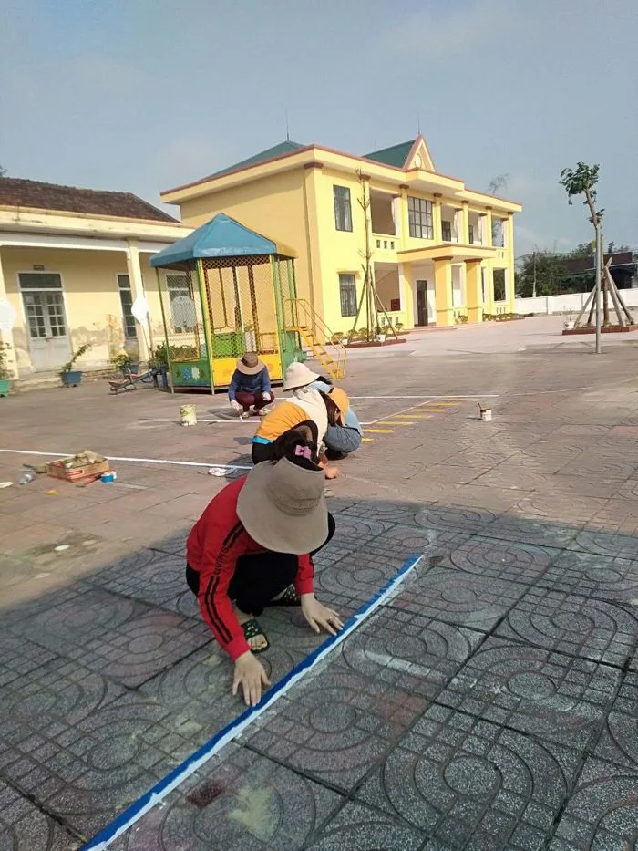 GIÁO VIÊN TRƯỜNG MẦM NON ĐỨC THUỶ VẼ HÀNH LANG SÂN TRƯỜNG