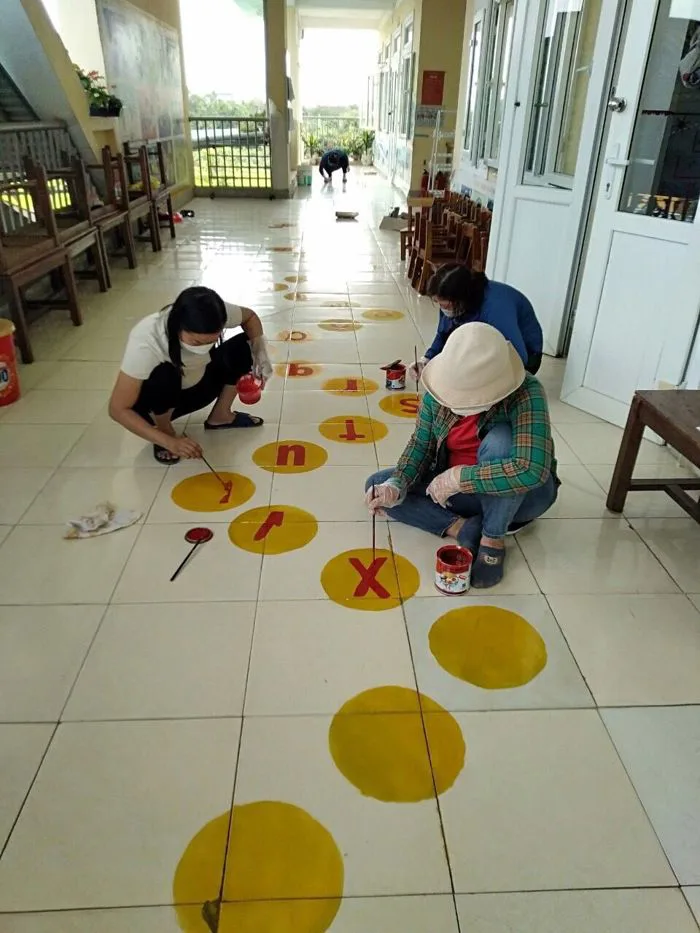 GIÁO VIÊN TRƯỜNG MẦM NON ĐỨC THUỶ VẼ HÀNH LANG SÂN TRƯỜNG