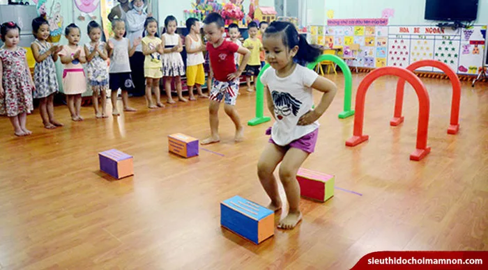 Lợi ích đồ dùng đồ chơi tự tạo phát triển thể chất cho trẻ Lợi ích đồ dùng đồ chơi tự tạo phát triển thể chất cho trẻ