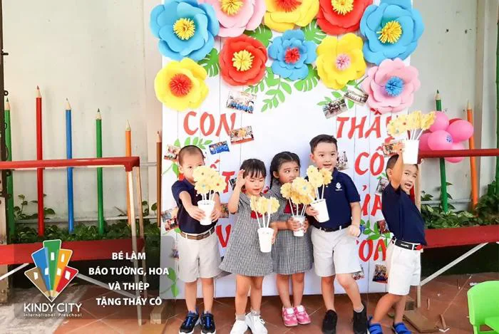 Bé làm báo tường, hoa và thiệp tặng thầy cô | Trường mầm non KindyCity