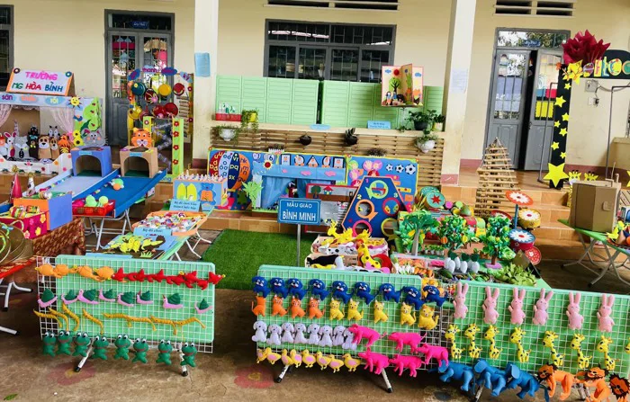 Cô giáo mầm non ở Đắk Nông biến phế liệu thành đồ chơi cho trẻ Cô giáo mầm non ở Đắk Nông biến phế liệu thành đồ chơi cho trẻ