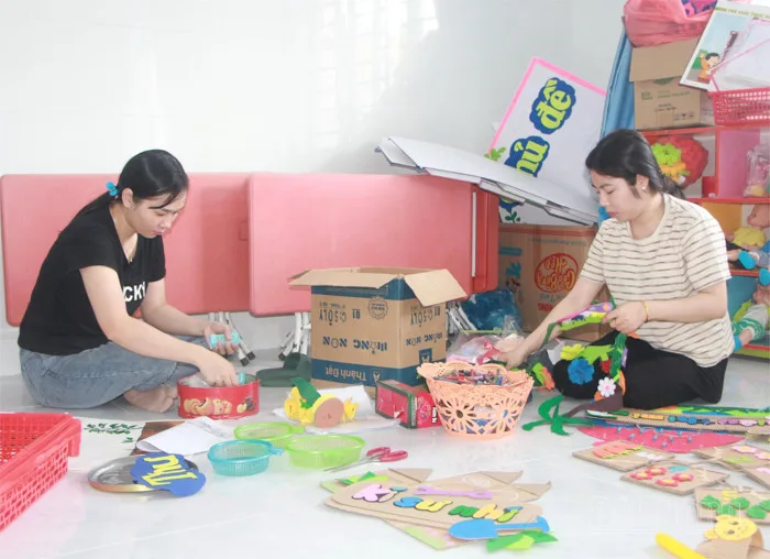 Biến phế liệu thành đồ dùng, đồ chơi tạo hứng thú, sáng tạo cho trẻ Biến phế liệu thành đồ dùng, đồ chơi tạo hứng thú, sáng tạo cho trẻ