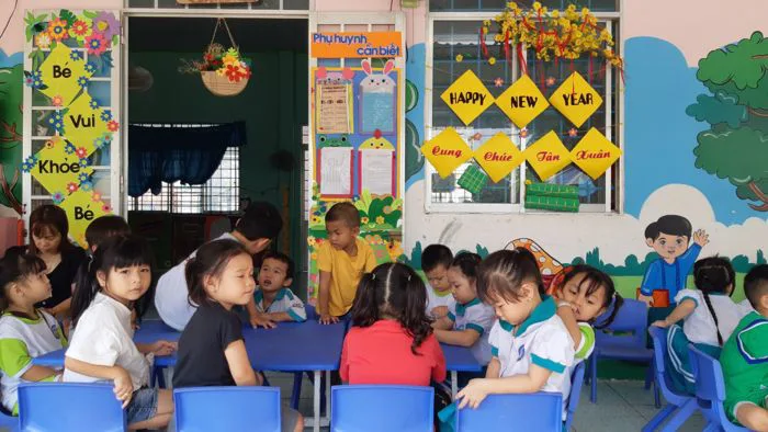 HOẠT ĐỘNG TRANG TRÍ TRƯỜNG LỚP CHUẨN BỊ ĐÓN TẾT Ở TRƯỜNG MẦM NON LONG BÌNH