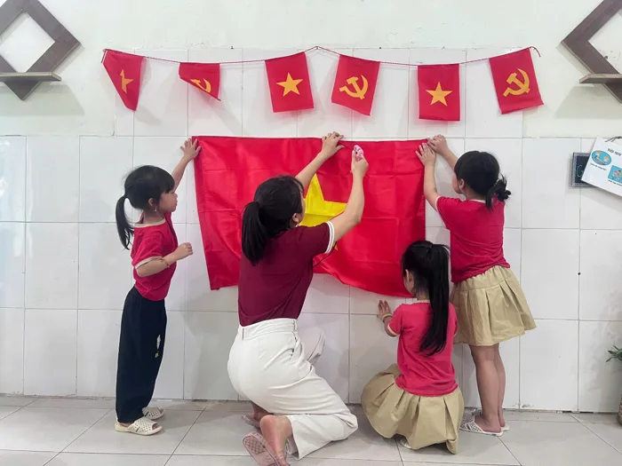 CÔ VÀ TRÒ LỚP 5TA6 CÙNG TRANG TRÍ LỚP ĐÓN SỰ KIỆN 30/4