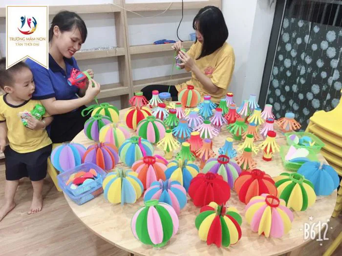 Trung thu đã về rất gần với cô và trò Trường Mầm non Tân Thời Đại
