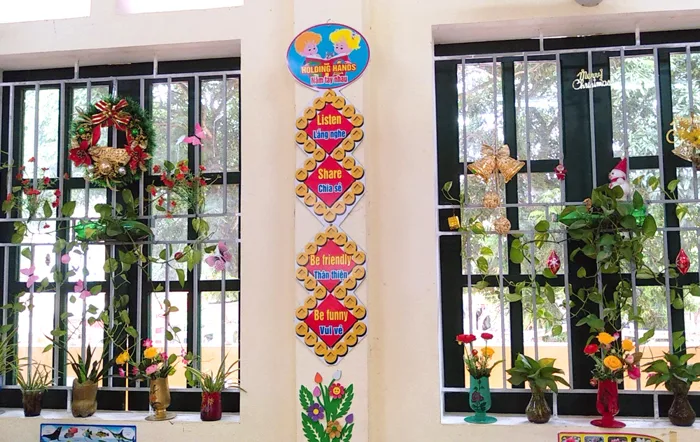 Trang trí cửa sổ lớp học bằng cây xanh đơn giản, dễ thực hiện