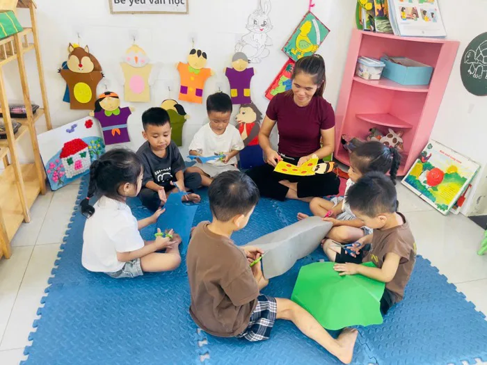 Cô và trẻ lớp 5 tuổi A2 trang trí lớp theo hướng lấy trẻ làm trung tâm.