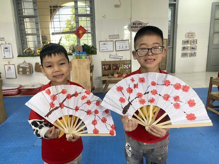 Hoạt động tạo hình trang trí quạt giấy của các con lớp 5 tuổi A1