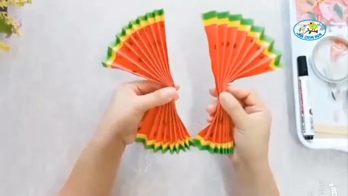 Hướng dẫn trẻ làm quạt giấy - Trường Mầm non Chim Non