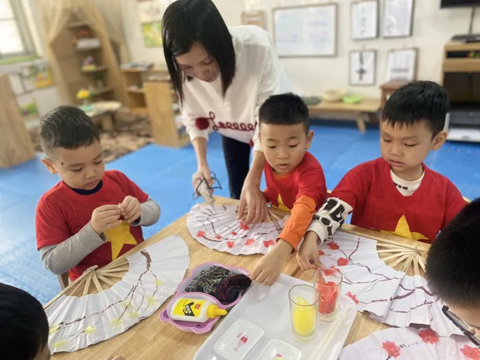 Hoạt động tạo hình trang trí quạt giấy của các con lớp 5 tuổi A1