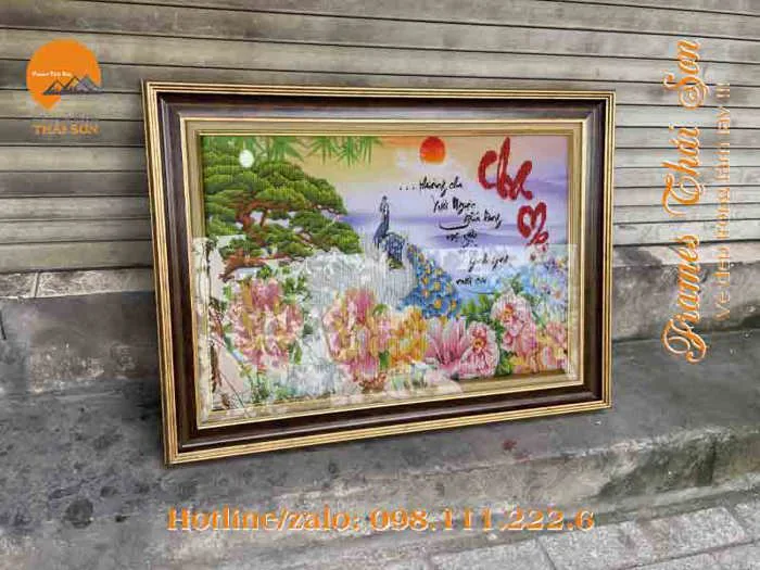 Mẫu khung tranh đính đá cha mẹ khổ 60x80cm bản bo 3cm viền 6cm nâu viền vàng