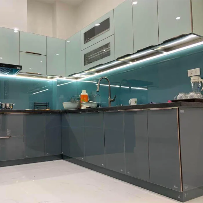 Tủ bếp inox cánh kính cường lực đẳng cấp Funismart sản xuất.