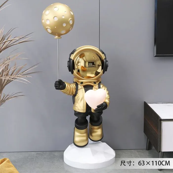 Tượng Phi Hành Gia Ôm Bóng Trái Tim Tượng Phi Hành Gia Ôm Bóng Trái Tim