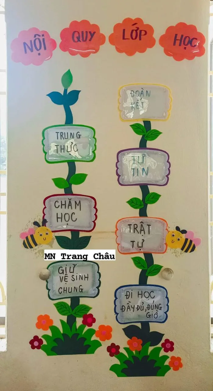 Trang trí cửa lộp học với bảng tin hoa và chẫ, my trang chau | Trang